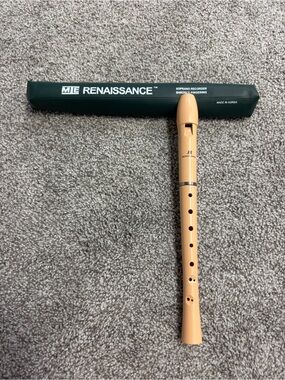 Renaissance Soprano Recorder in Beige with Green Case